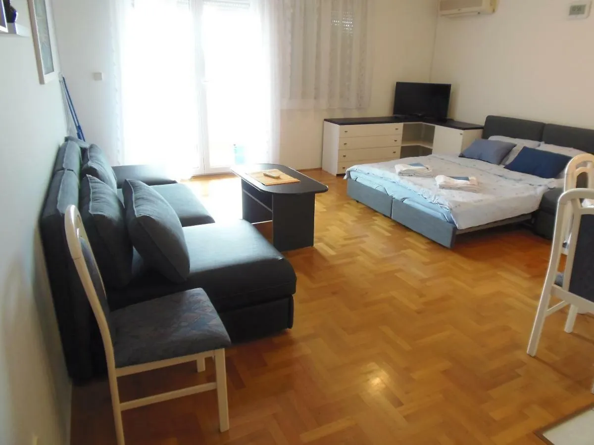 PUY Apartment Dora 0*, פולה